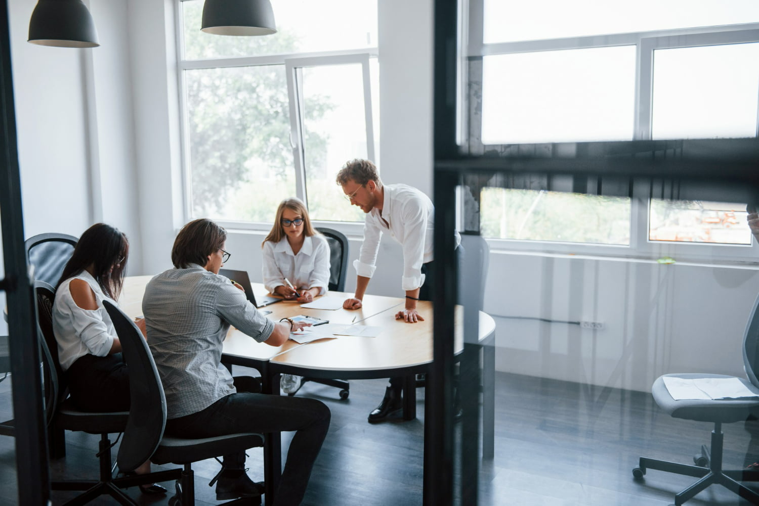 Profissionais debatendo estratégias para entender melhor o público-alvo e desenvolver personas
