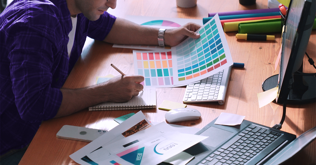 Equipe de marketing desenvolvendo estratégias de branding